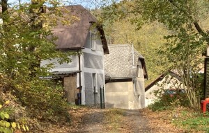 Historický sklářský dům s geniem locci na okraji lesa u SázavyChocerady-Vlkovec