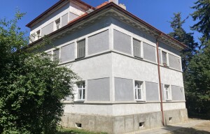 Nadčasový byt 3+1+ jídelna+sklad, celk. 171m2 + G pro 1auto + sklep + 1/5  zahrady   Centrum Průhonic  (Praha – západ)